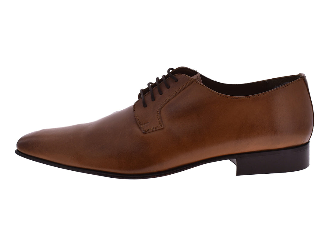 Zapato formal de cuero color naranja con cordones y suela marrón oscuro.