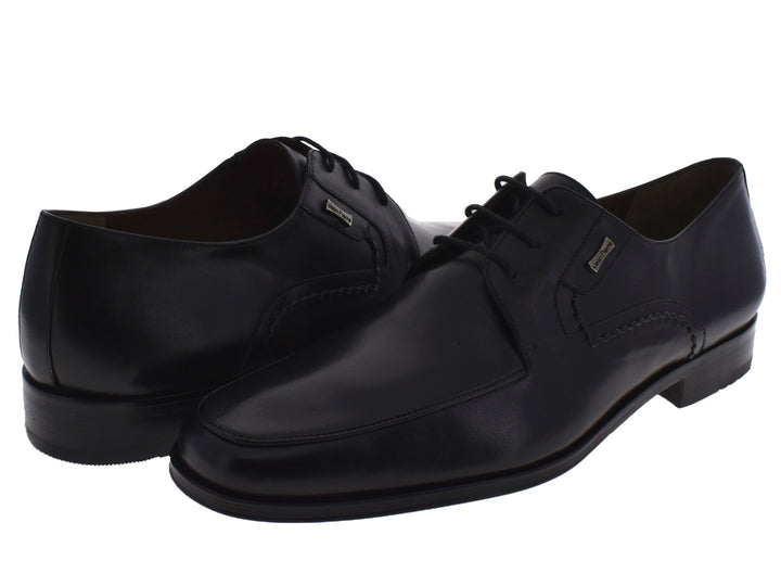 Par de zapatos negros de cuero para hombre con agujetas, estilo elegante.