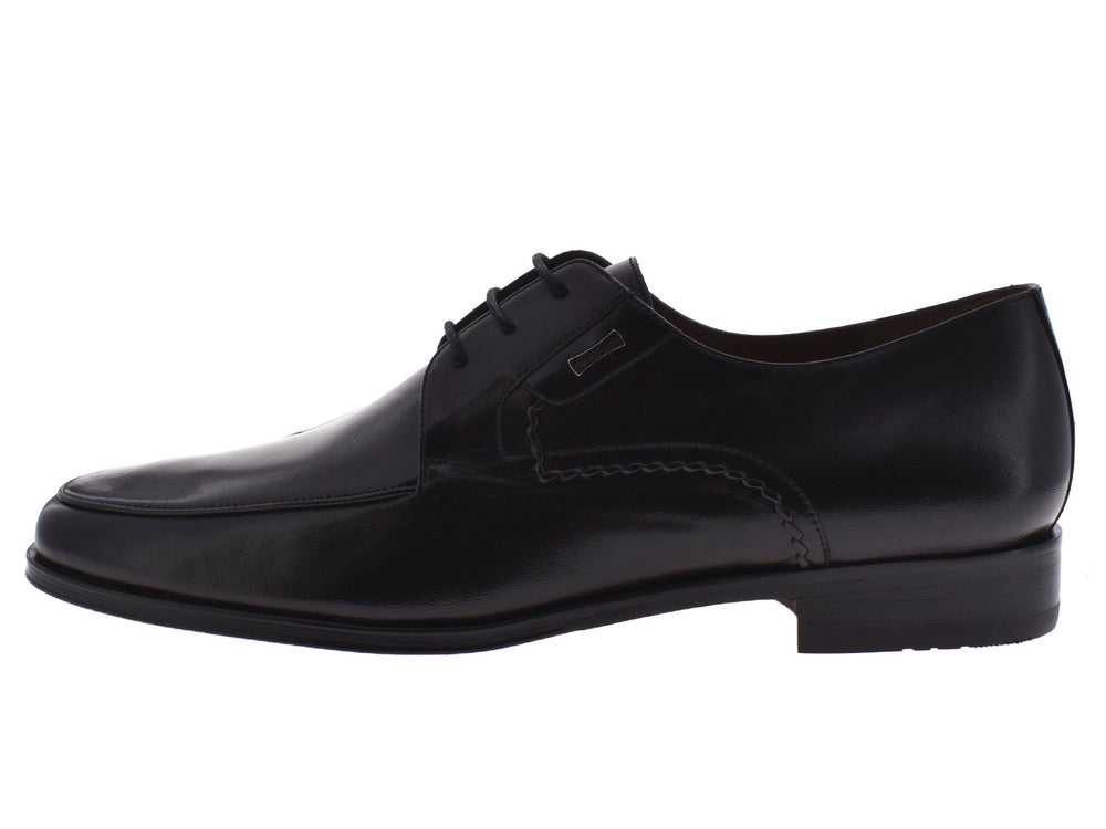Par de zapatos negros de cuero para hombre con agujetas, estilo elegante.