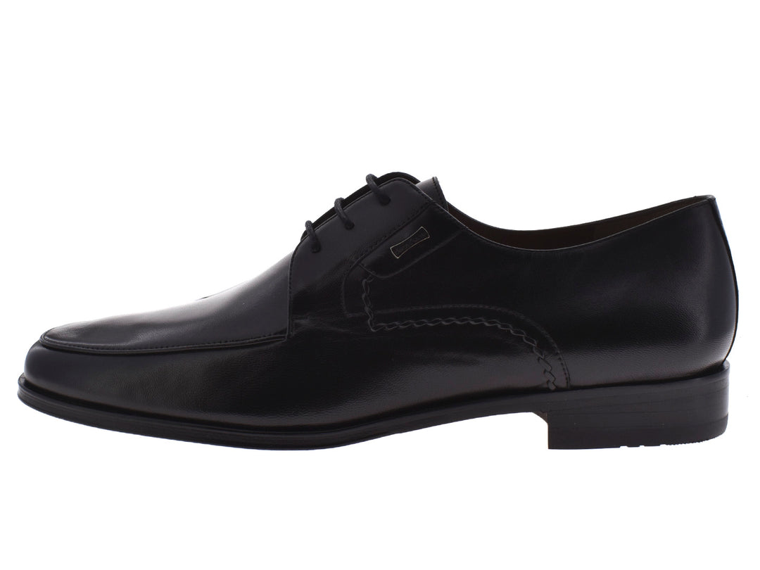 Par de zapatos negros de cuero para hombre con agujetas, estilo elegante.