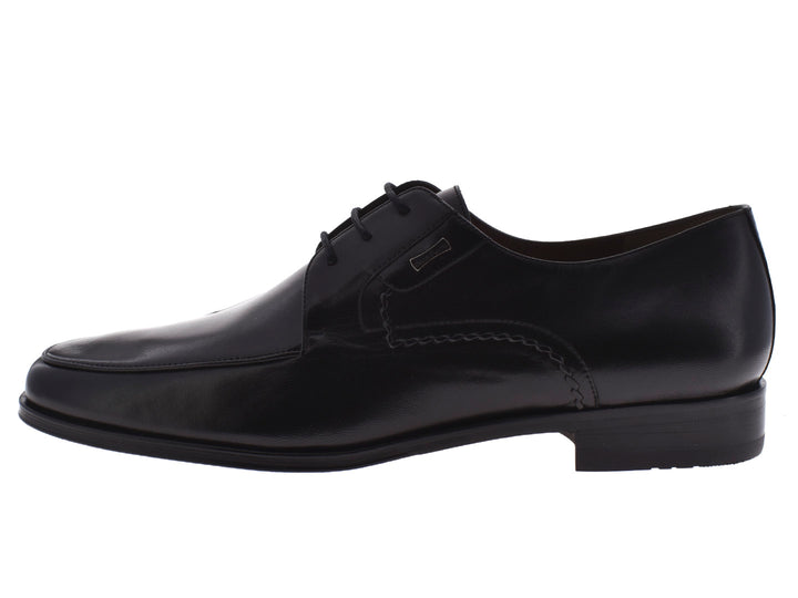 Par de zapatos negros de cuero para hombre con agujetas, estilo elegante.