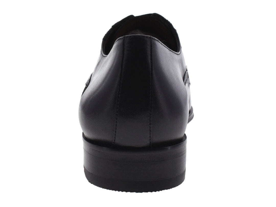 Par de zapatos negros de cuero para hombre con agujetas, estilo elegante.