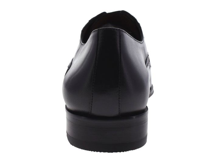 Par de zapatos negros de cuero para hombre con agujetas, estilo elegante.