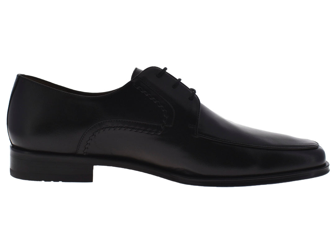 Par de zapatos negros de cuero para hombre con agujetas, estilo elegante.