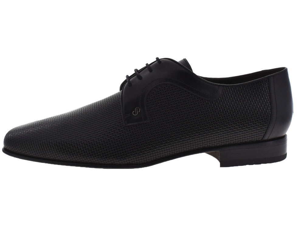Par de zapatos negros para Hombre con textura y agujetas sobre fondo blanco.
