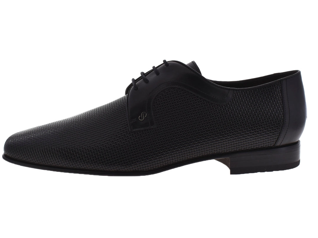 Par de zapatos negros para Hombre con textura y agujetas sobre fondo blanco.