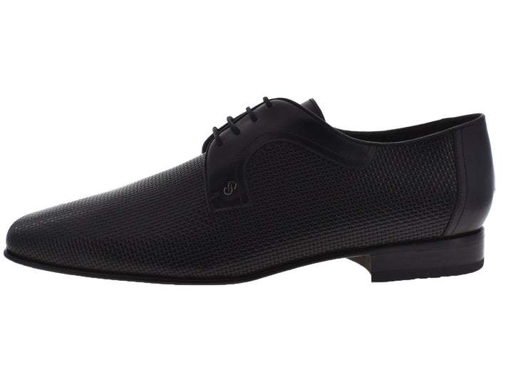 Par de zapatos negros para Hombre con textura y agujetas sobre fondo blanco.
