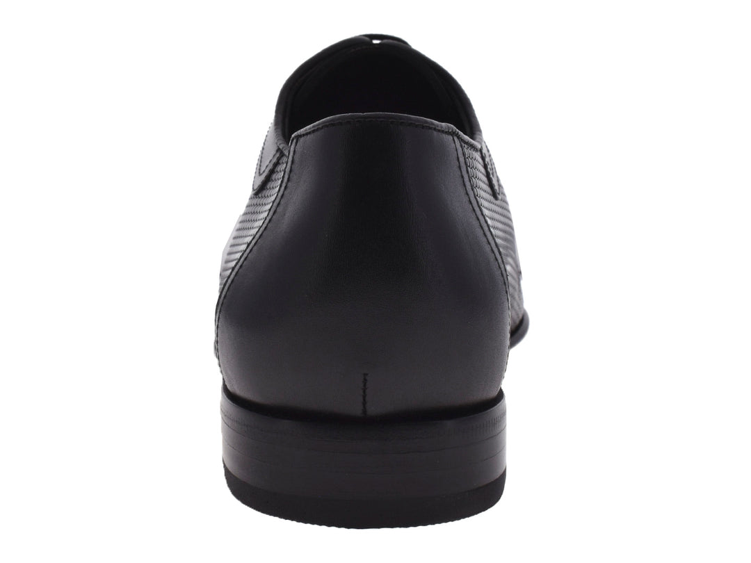 Par de zapatos negros para Hombre con textura y agujetas sobre fondo blanco.