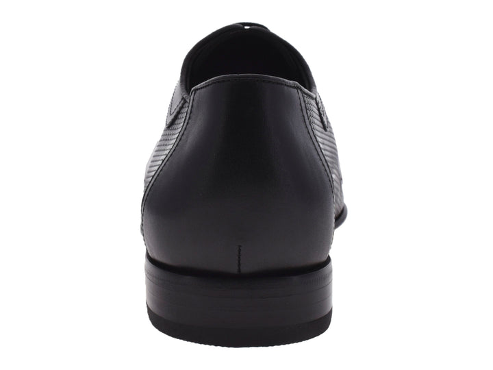 Par de zapatos negros para Hombre con textura y agujetas sobre fondo blanco.