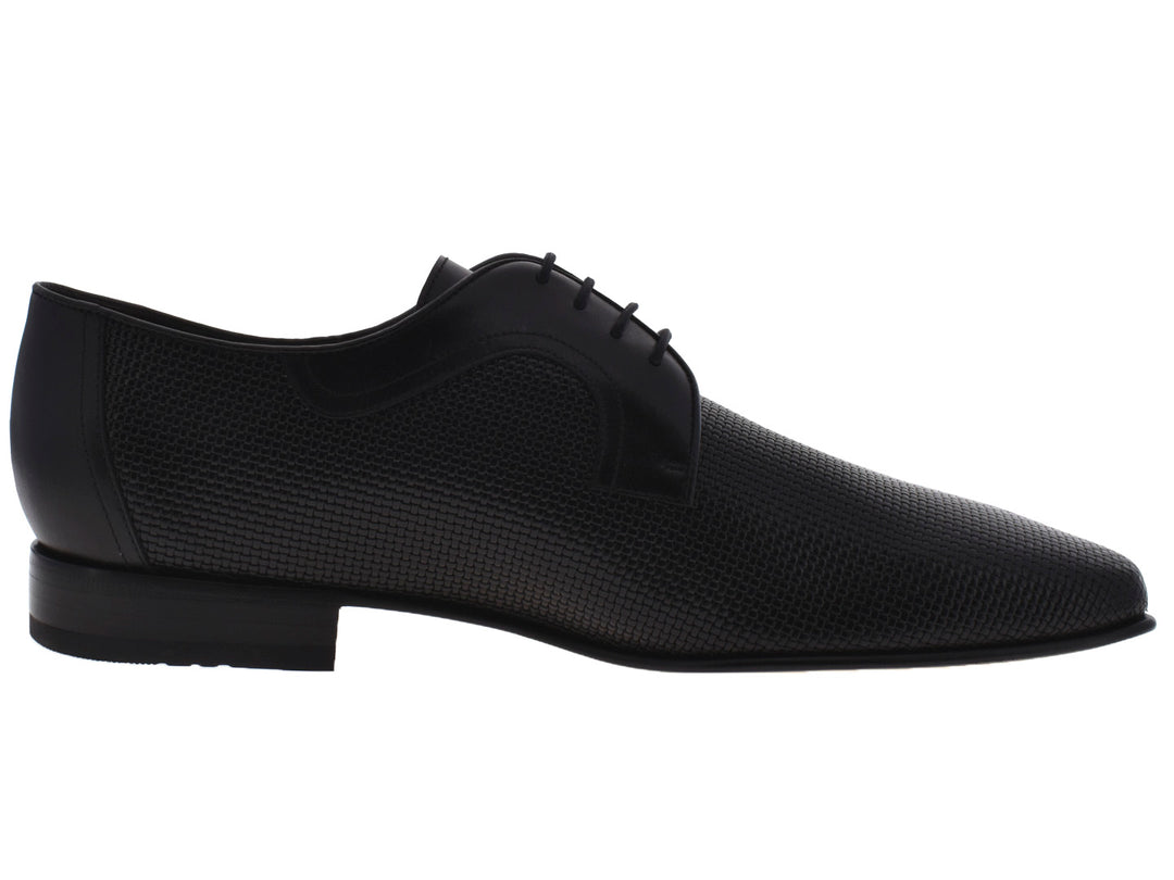Par de zapatos negros para Hombre con textura y agujetas sobre fondo blanco.