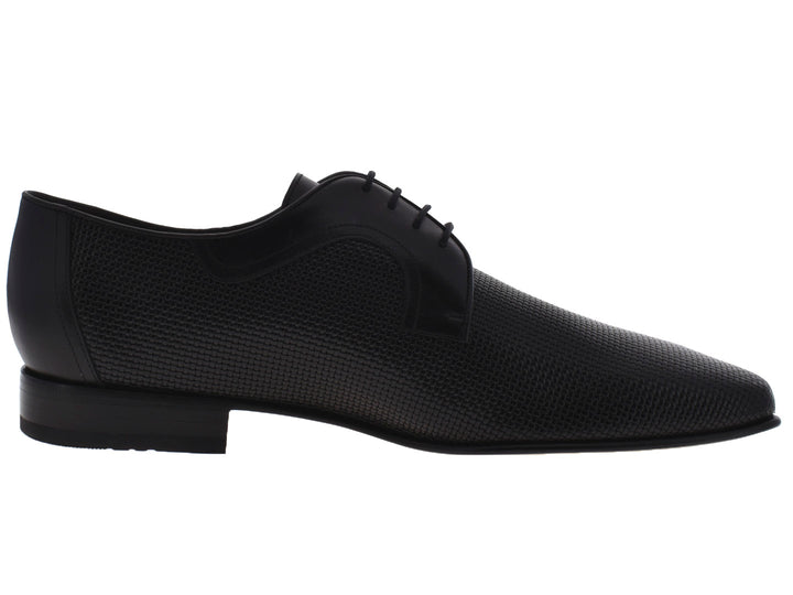 Par de zapatos negros para Hombre con textura y agujetas sobre fondo blanco.