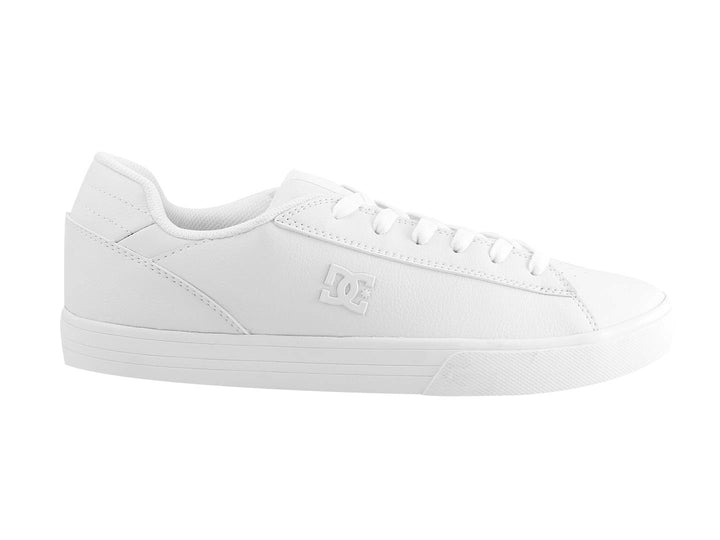 Tenis blancos de corte bajo marca DC Shoes con cordones y suela blanca.