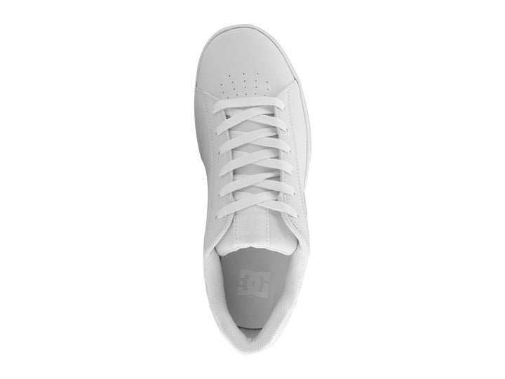 Tenis blancos de corte bajo marca DC Shoes con cordones y suela blanca.