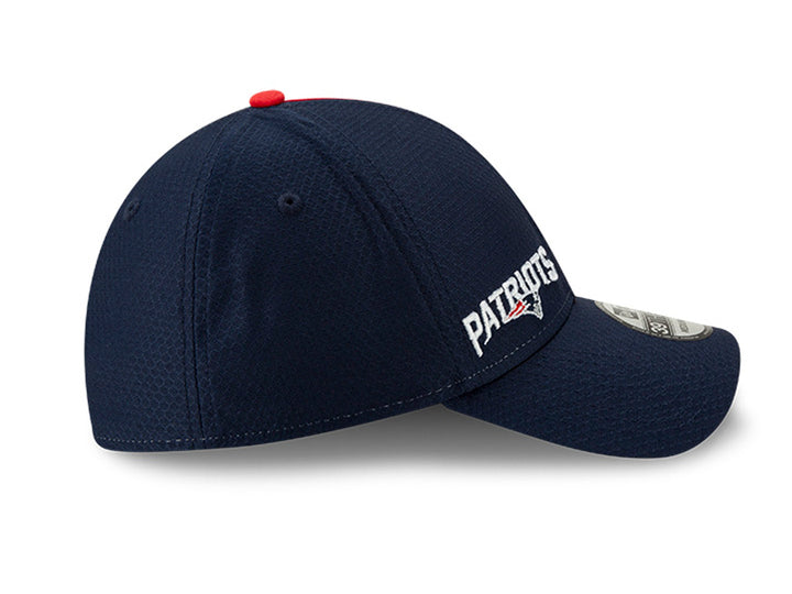 Gorra New Era de los New England Patriots en color azul marino con panel frontal blanco y detalles rojos.