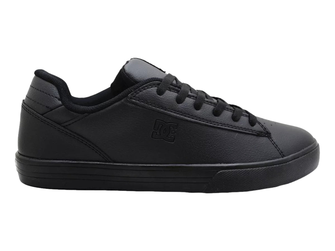 Tenis DC Shoes color negro sólido con suela plana y cordones.