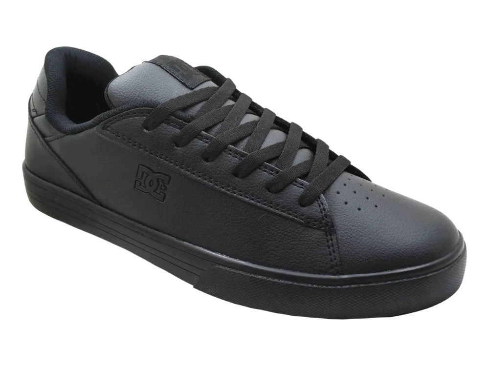 Tenis DC Shoes color negro sólido con suela plana y cordones.