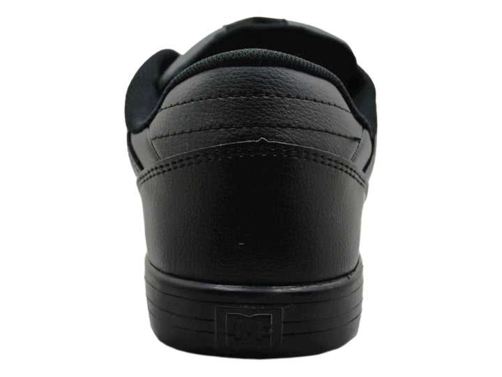 Tenis DC Shoes color negro sólido con suela plana y cordones.