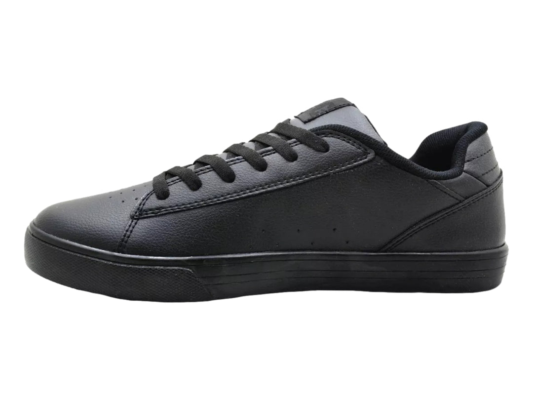 Tenis DC Shoes color negro sólido con suela plana y cordones.