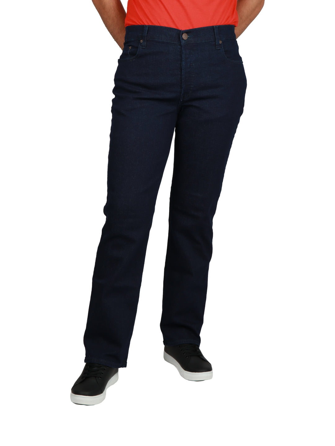 Hombre vistiendo pantalones jeans color azul oscuro Dark Indigo con tenis negros.