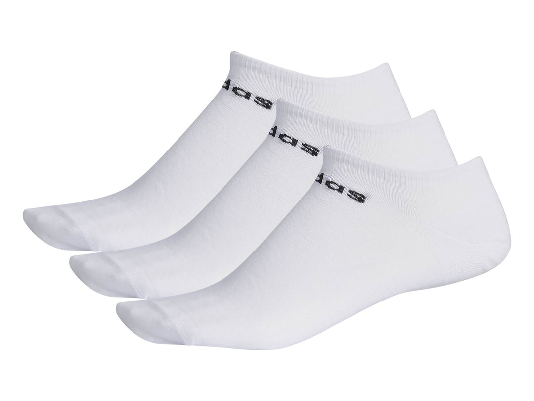 Pack de tres calcetines cortos invisibles de color blanco con logotipo negro de Adidas.