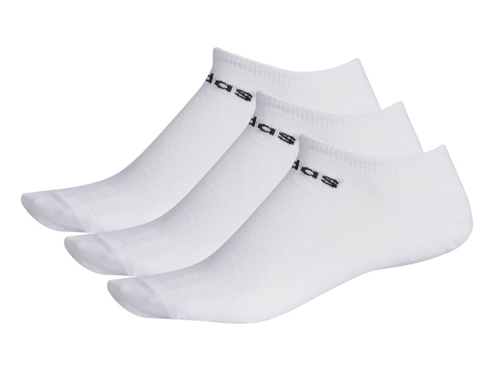 Pack de tres calcetines cortos invisibles de color blanco con logotipo negro de Adidas.