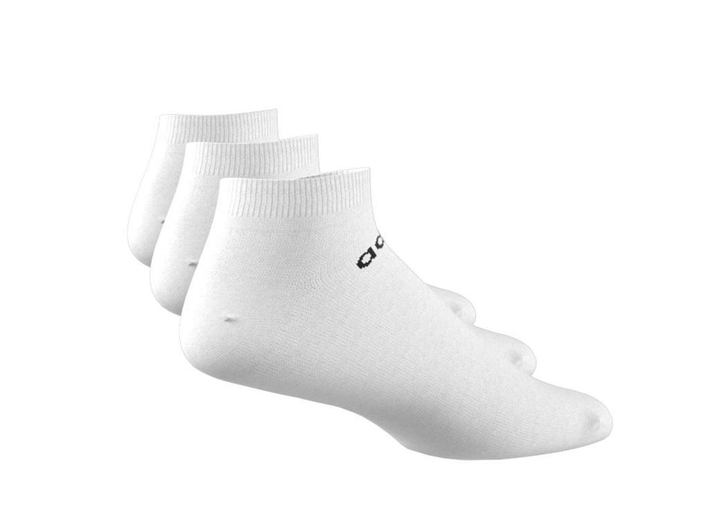 Pack de tres calcetines cortos invisibles de color blanco con logotipo negro de Adidas.
