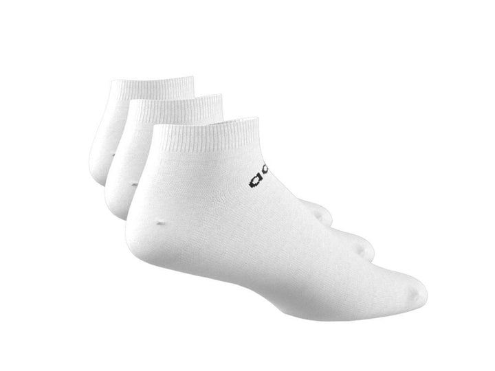 Pack de tres calcetines cortos invisibles de color blanco con logotipo negro de Adidas.