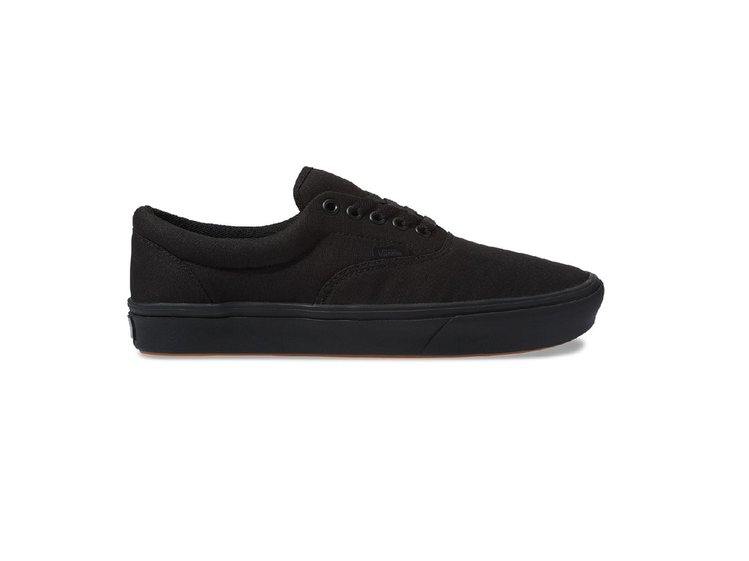 Tenis Vans ComfyCush Era en color negro sólido, vista lateral sobre fondo blanco.
