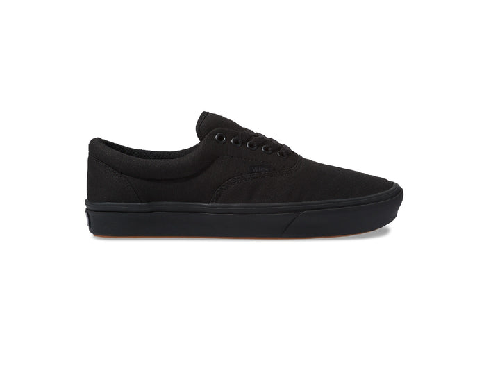 Tenis Vans ComfyCush Era en color negro sólido, vista lateral sobre fondo blanco.