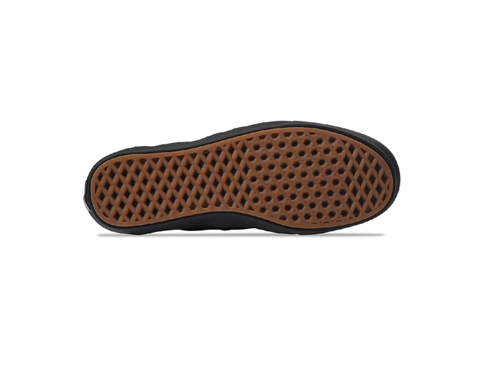 Tenis Vans ComfyCush Era en color negro sólido, vista lateral sobre fondo blanco.