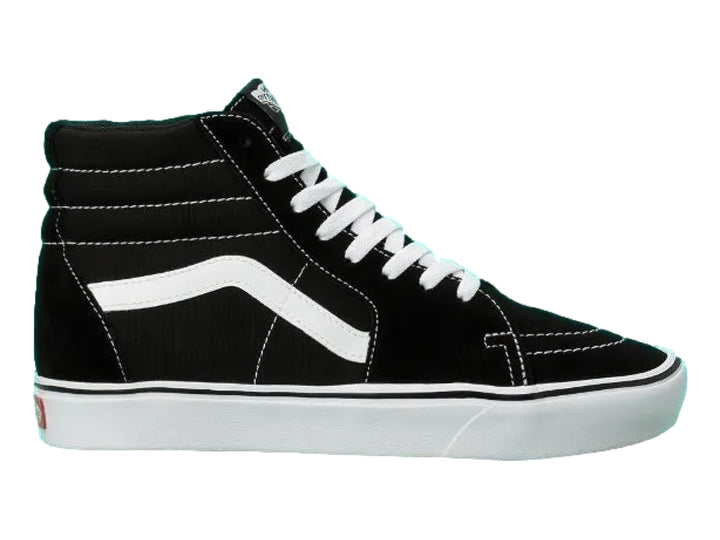 Tenis Vans Sk8-Hi color negro con suela y franja lateral en blanco.