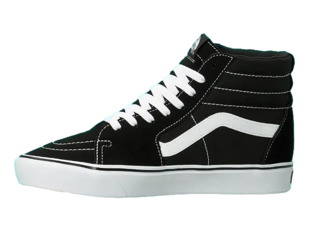 Tenis Vans Sk8-Hi color negro con suela y franja lateral en blanco.