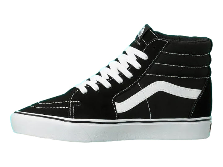 Tenis Vans Sk8-Hi color negro con suela y franja lateral en blanco.