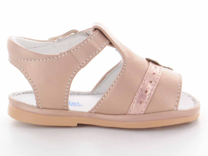 Par de sandalias color oro rosado para bebé con detalle de mariposa y hebilla.