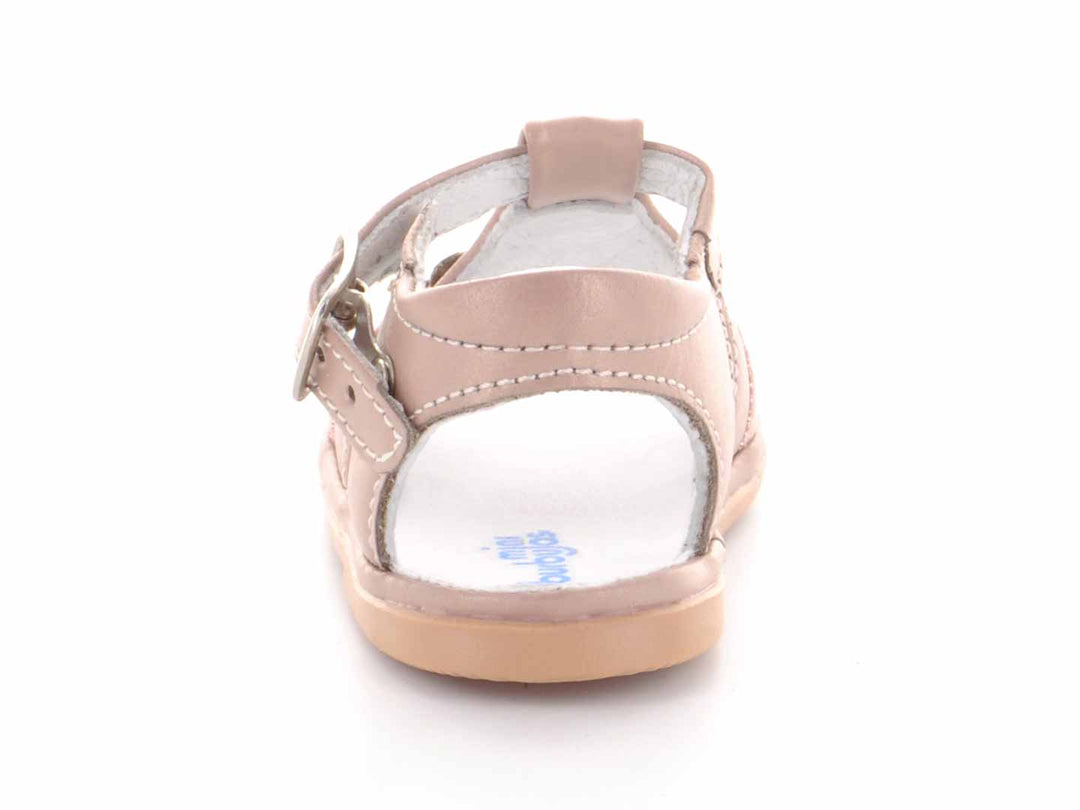 Par de sandalias color oro rosado para bebé con detalle de mariposa y hebilla.