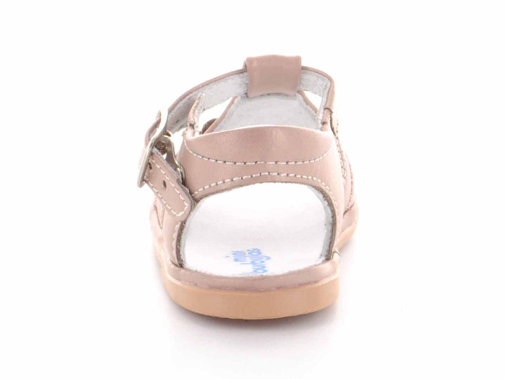 Par de sandalias color oro rosado para bebé con detalle de mariposa y hebilla.