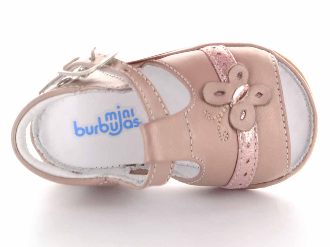 Par de sandalias color oro rosado para bebé con detalle de mariposa y hebilla.