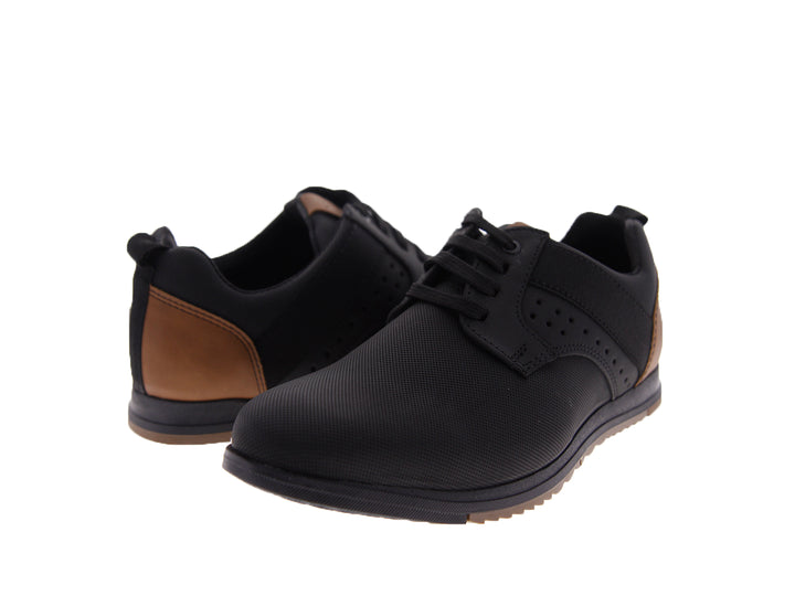 Zapato casual para Hombre en color negro con detalle en el talón color camel y acabado mate.