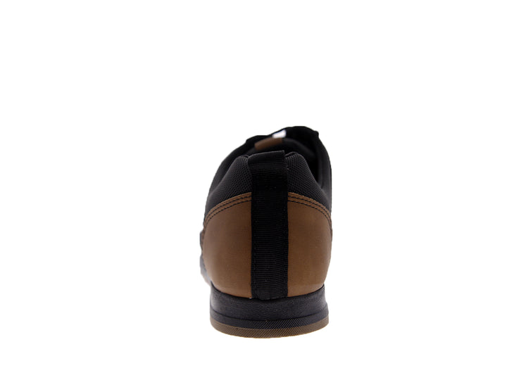 Zapato casual para Hombre en color negro con detalle en el talón color camel y acabado mate.