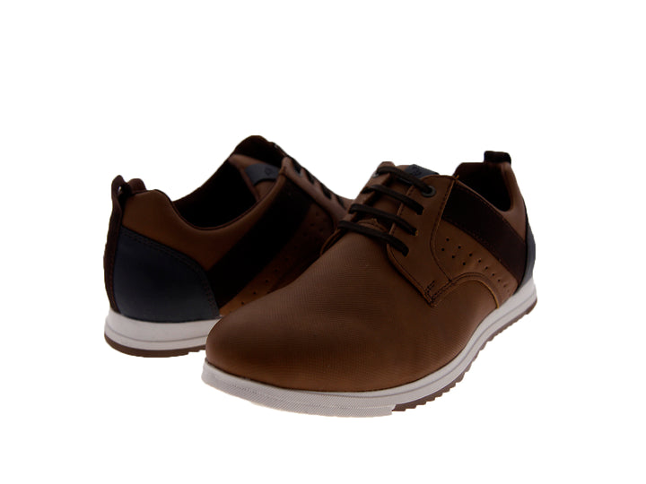 Zapato casual color camel con detalles en azul marino y suela blanca.