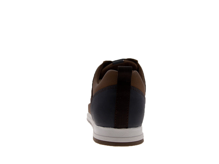 Zapato casual color camel con detalles en azul marino y suela blanca.