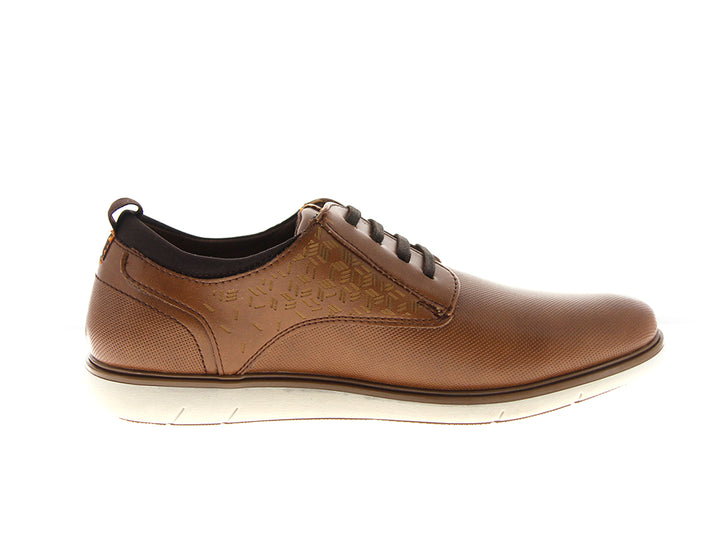 Zapato casual color miel con cordones negros y suela blanca.