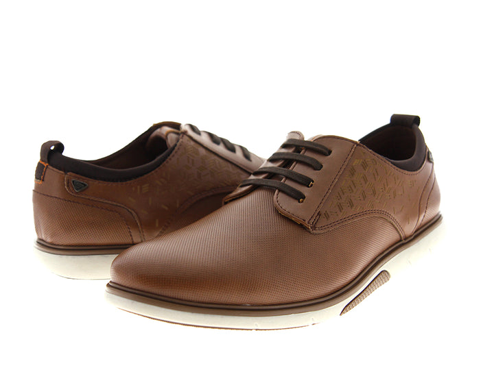 Zapato casual color miel con cordones negros y suela blanca.