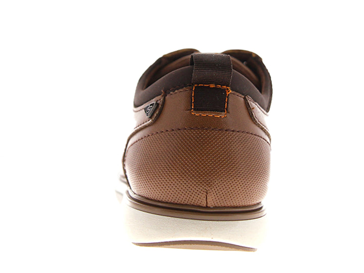 Zapato casual color miel con cordones negros y suela blanca.