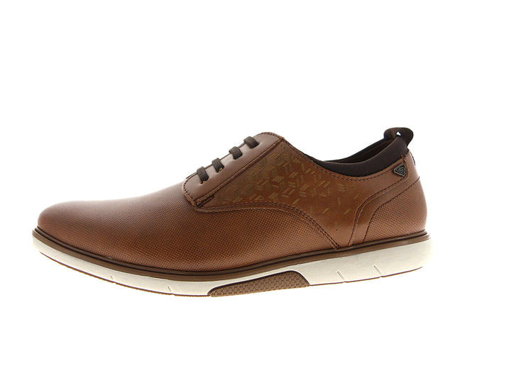 Zapato casual color miel con cordones negros y suela blanca.