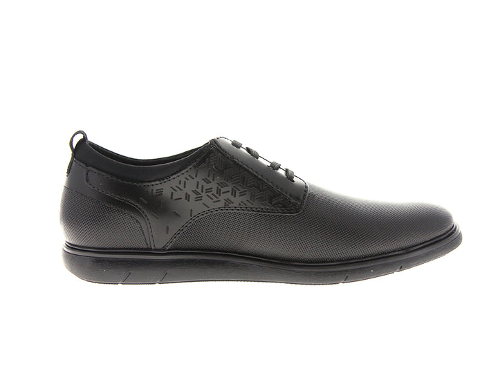 Zapato casual negro para hombre con cordones y detalle de textura geométrica en el costado.