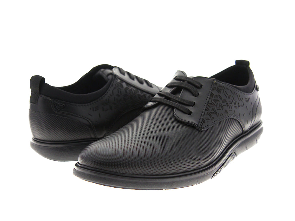 Zapato casual negro para hombre con cordones y detalle de textura geométrica en el costado.