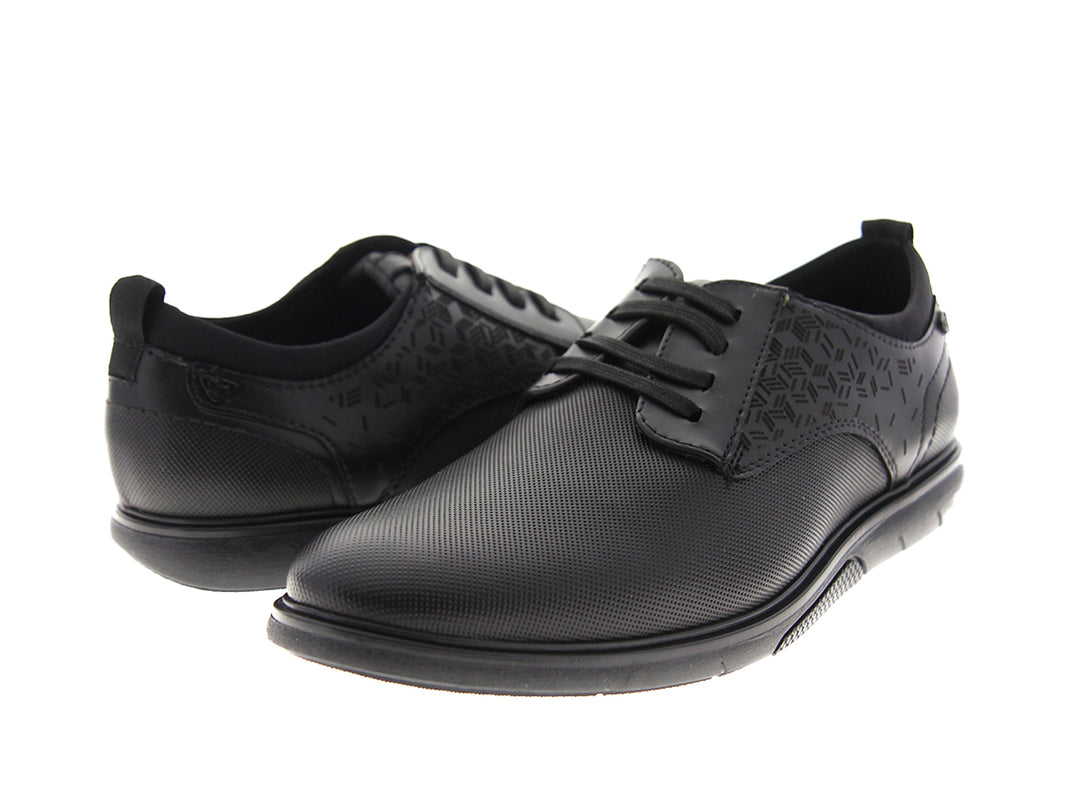 Zapato casual negro para hombre con cordones y detalle de textura geométrica en el costado.