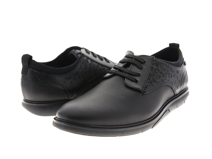 Zapato casual negro para hombre con cordones y detalle de textura geométrica en el costado.