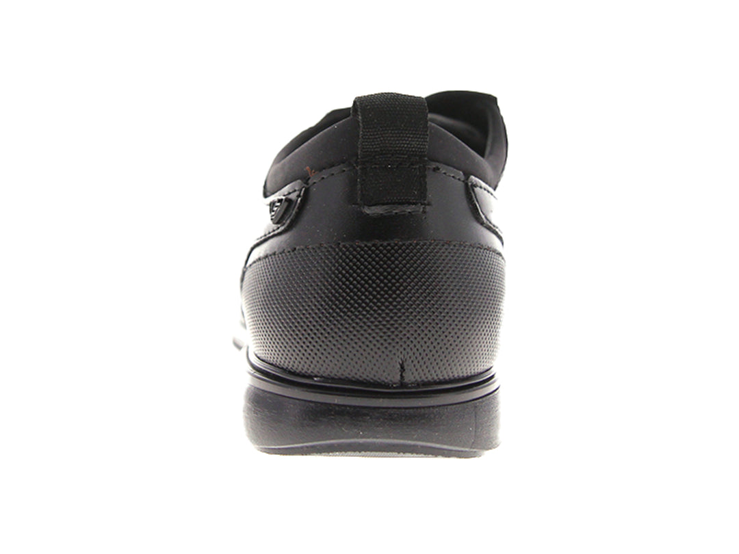 Zapato casual negro para hombre con cordones y detalle de textura geométrica en el costado.